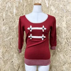 【新品/訳アリ】[印象NB] アフターオール 【訳アリ】 after all ニット セーター Uネック 飾りボタン 7分袖袖 M レッド×オフホワイト・ベージュ系 レディース