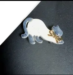 ニクキュウ様専用　リボン付き白とグレーの猫(=^_^=)の帯留め