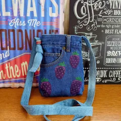 85☆USEDダメージデニムリメイク☆サコッシュ☆イチゴペイント☆小さめショルダーバッグ☆リメイクデニム☆