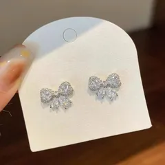 ピアス レディース リボン 蝶々 スタッドピアス ラインストーン キラキラ 小ぶり ミニ 上品 高見え 韓国風 可愛い フェミニン デート 女子会 通勤 お出かけ 結婚式 フォーマル 二次会 プレゼント 人気 トレンド ギフト対応 高級感BOX包装
