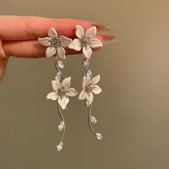 ピアス レディース 花 フラワー ロング 揺れる ピアス シルバー 上品 キラキラ 韓国風 フェミニン 大人可愛い 高見え デート 女子会 お出かけ 通勤 オフィス 結婚式 フォーマル 二次会 パーティー ブライダル プレゼント 人気 トレンド アクセサリー