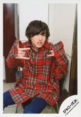 【中古】生写真(ジャニーズ) なにわ男子/道枝駿佑/膝上・座り・衣装赤・チェック柄・青・両手曲げ・体左向き・顔右向き・歯見せ/JOHNNYS’ ISLAND STORE オフショット/公式生写真