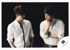 【中古】生写真(ジャニーズ) V6/三宅健・岡田准一/横型・上半身・シャツ白・背景黒・岡田右手顔・目線左/公式生写真