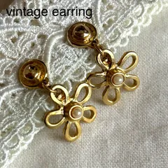 A04041ヴィンテージ ゴールドお花デザインのゆらゆらイヤリング
