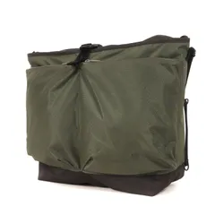 【美品】F/CE エフシーイー バッグ / ライトウェイト クーリエ ショルダーバッグ (LIGHTWEIGHT COURIER SHOULDER BAG) / セージオリーブ / ブランド カバン【メンズ】【中古】のサムネイル