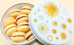 ☆カルピスバターを使用したショートブレッド缶　チョコサンド（お菓子のミカタ・白夜缶）のサムネイル