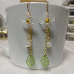 ☆300円ピアス 28. チェコビーズ/フラワーリング - メルカリ