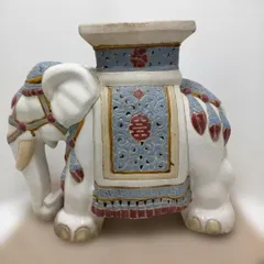 象モチーフの大型陶器オブジェ 花台や飾り台としても使用可能 透かし彫り装飾とブルー×レッドの装飾が特徴的な存在感あるインテリア置物 玄関・リビングのアクセントに 260320-3T