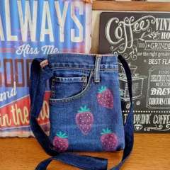 91☆USEDダメージデニムリメイク☆サコッシュ☆イチゴペイント☆ショルダーバッグ☆リメイクデニム☆