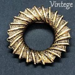 ビンテージ　ブローチ　クラッシックでエレガントなデザイン！　レトロテイスト　ゴールド トーン　リボンサークル　テクスチャードメタル　（AKS001）　