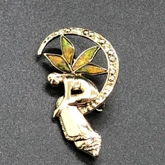 ビンテージ　ブローチ　天使をチーフにしたデザイン！羽　天使の休息　キラキラ　エンジェル　ヴィンテージ　バッジ　ピンバッチ　レトロ　　( AKS094 )