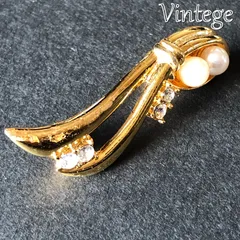 ビンテージ　ブローチ　クラシカルでエレガントなデザイン！　キラキラ輝く！　パール調　ゴールドトーン（AKS009）　