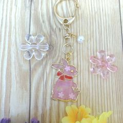 UVレジン/ハンドメイド/うさぎのバッグチャーム/キーホルダー/いちご