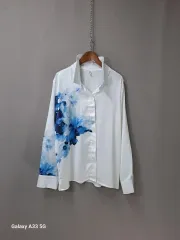 白ブルーフラワープリンティングシャツ