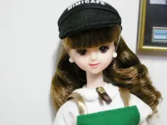 カフェでアルバイト中のミミ人形 画面構成