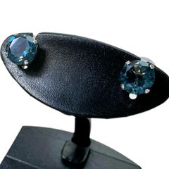 Pt サファイア ピアス 0.66ct - メルカリ