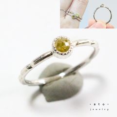 ふわっとオレンジ色が輝くサファイア2.5mm 彫留めシルバーリング約13号弱 ふわっとオレンジ色が輝くサファイア2.5mm 彫留めシルバーリング約13号