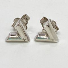 そ*め様 LOUIS VUITTON ロゴピアスセット　2つセット そ*め様 LOUIS VUITTON ロゴピアスセット 2つセット - メルカリ