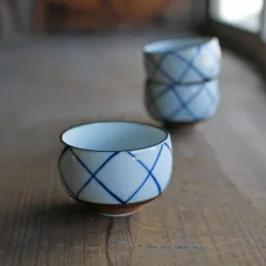 格子模様のバイカラーお湯呑み｜染付陶器 コップ 古道具