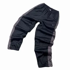 ナイキ ナイロンパンツ メンズ Mサイズ やや太め ブラック サイドグレー 裾ジッパー トラックパンツ スポーツウェア トレンドのシルエット