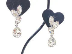 スワロフスキー　SWAROVSKI　クリスタル　ドロップ　イヤリング　シルバーカラー　送料無料