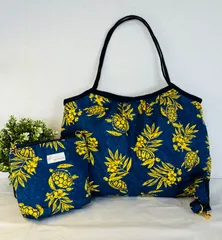 【裁縫ストア・ボヌール】大人かわいい　ハワイアン柄　ホヌとトロピカルリーフ柄ネイビー　ビッグサイズ　トートバッグ　グラニーバッグ　ポーチ　ショルダーバッグ　サコッシュ　ショルダーストラップ付き  ハンドメイド/ №500-820