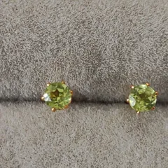 NO457 天然石宝石質ペリドットA A A スタッドピアス　サージカルステンレス