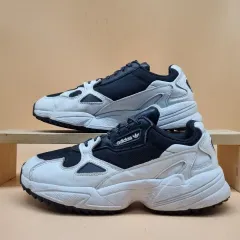 アディダス ファルコン レディーススニーカー 24センチ