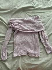 色味かわいいオフショルダーニット