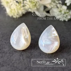 ツヤツヤぷっくり。白蝶貝のドロップピアス/イヤリング 　ペアシェイプ スタッド マザーオブパール ハンドメイド 天然貝 ホワイトシェル