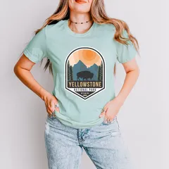 Simply Sage Market レディース トップス Tシャツ グラフィック Simply Sage Market Yellowstone National Park Badge Womenshort Sleeve Graphic TShirt Seaf