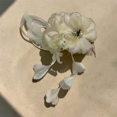 【新品】華やか百合と羽の髪飾り コームタイプ｜振袖・袴・ドレスに。結婚式 成人式 卒業式 発表会 白 銀 ラメ