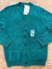 ユニクロUNIQLOプレミアムラムVネックカーディガン長袖ニット セーターgreenグリーン緑色系プレミアムラムウール毛100％サイズM 肩幅39センチ袖丈59身幅47着丈62.5製品タグ類 スペアーボタン替えボタンメンズ（men’s）男性用、紳士