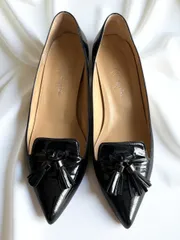 銀座かねまつ　エナメルパンプス　タッセルモチーフ　ブラック　24.5