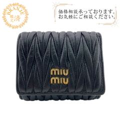 極美品□ミュウミュウ マテラッセ 三つ折り財布 ブラック ロゴ金具