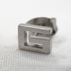 FENDI シルバー 立方体 ピアス(片耳用) FENDI シルバー 立方体 ピアス(片耳用) - メルカリ