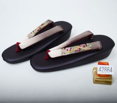 草履 ヒール高 踵3段 椿刺繍鼻緒 黒色×白色 フリーサイズ NO40959 草履 ヒール高 踵3段 椿刺繍鼻緒 黒色×白色 フリーサイズ NO40959の