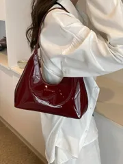 バッグ レディース ショルダーバッグ 韓国流行の赤特許革バゲットクレセントショルダーバッグ、レディースサッチェルハンドバッグ、スタイリッシュな脇の下バッグ