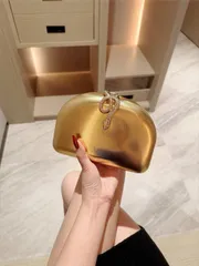 バッグ レディース ドレスバッグ 1個 高級デザイン 光沢のあるメタリックヘビ装飾パーティークラッチバッグ。贅沢な輝くヴィンテージゴールドボックス ミニハンドバッグ、ファッショナブル、魅力的、上品、エレガントな婦人