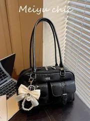 バッグ レディース ショルダーバッグ この黒無地の高級感のある女性用ショルダーバッグは、文字柄とホワイトのリボンペンダントでデコレーションされています。バッグには複数のコンパートメントがあり、多機能設計で、上部にス