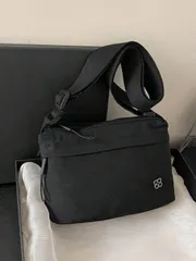 バッグ レディース ショルダーバッグ レディース新作多機能ナイロンクロスボディバッグ、軽量防水3層ダンプリングデザインショルダーバッグ、おしゃれデイリーコミュート用スマホケース