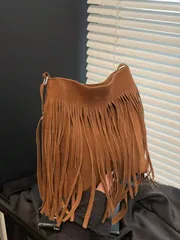 バッグ レディース ショルダーバッグ 2025年秋冬 ヴィンテージスエード ミニフリンジ スクエアバッグ、調節可能な長めの肩紐付き、コンパクトで軽量、ミニマリストデザイン、ソフトなワンカラークロスボディバッグ。女性