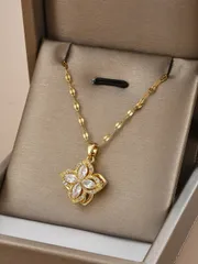 ジュエリー レディース ネックレス 1個 ファッショナブルなキュービックジルコニア製四つ葉のクローバー花回転式ペンダントステンレススチールネックレス、パーティー、デイリーウェア、ヨーロッパ&アメリカンスタイル、パー