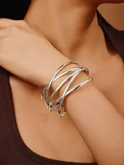 ジュエリー レディース ブレスレット 1個 ファッションヴィンテージ中空シルバートーンブレスレット ユニセックス カップル 多目的アウトドアスポーツバングル、デイリー、パーティー、ギフトに適しています