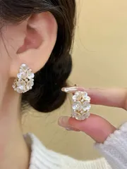 ジュエリー レディース イヤーアクセサリー   1ペア ビンテージパール&ラインストーンフラワースタッドピアス、シンプルでファッショナブルな韓国風レディースピアス