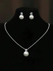 ジュエリー レディース ネックレス セット シンプルでエレガントな模造パールのネックレスとピアス セット、結婚式、ブライズメイドドレス、ブライダルウェアのアクセサリーなど、様々な場面で着用する女性に適しています 3