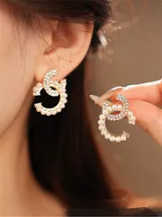 ジュエリー レディース イヤーアクセサリー  1ペア エレガントで高級感のあるジオメトリックパターン フォーク パール スタッドピアス、女性の様々なシーンに合います