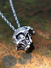 ジュエリー メンズ ネックレス 1個 メンズ テクスチャード ハーフスカル ペンダント、ユニークなゴシック調モーターサイクルスタイル - 悲しみのスカルネックレス - 日常着用ネックレス - ゴシックなクリスマスギ