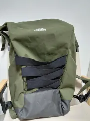 アディダス カーキ色 バックパック