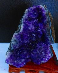 ブラジル産 天然アメジストクラスター 約3.8kg 木製台座付 紫水晶